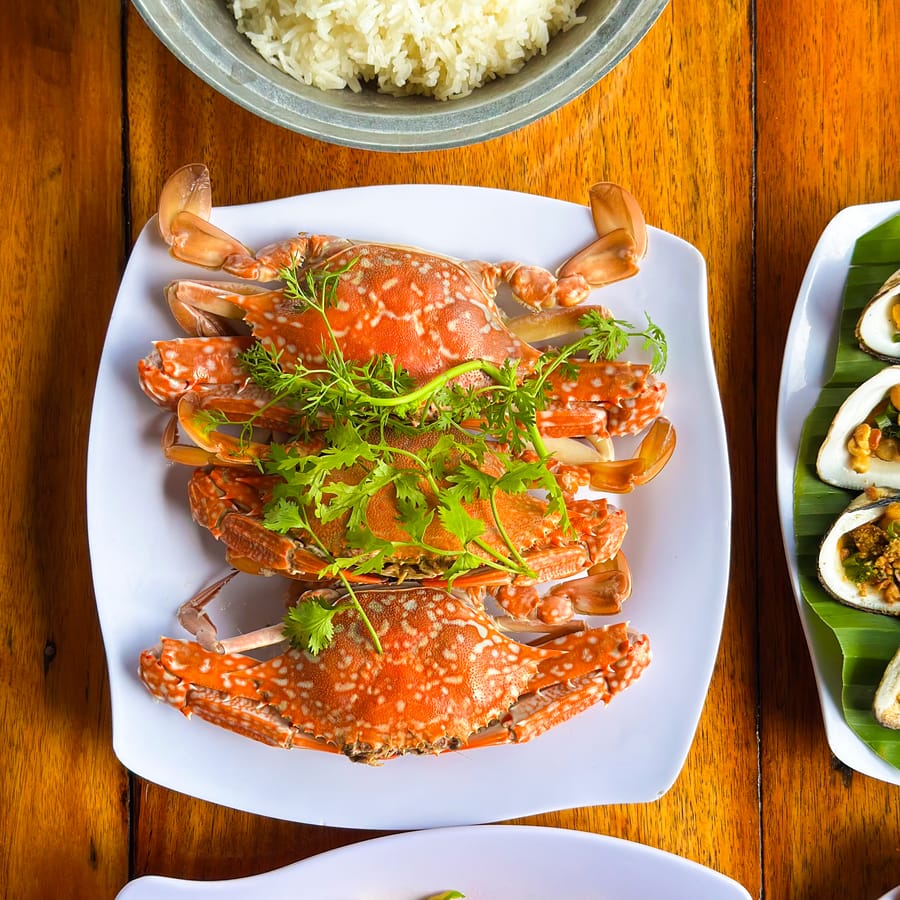 Đĩa ghẹ hấp đỏ au rắc rau thơm