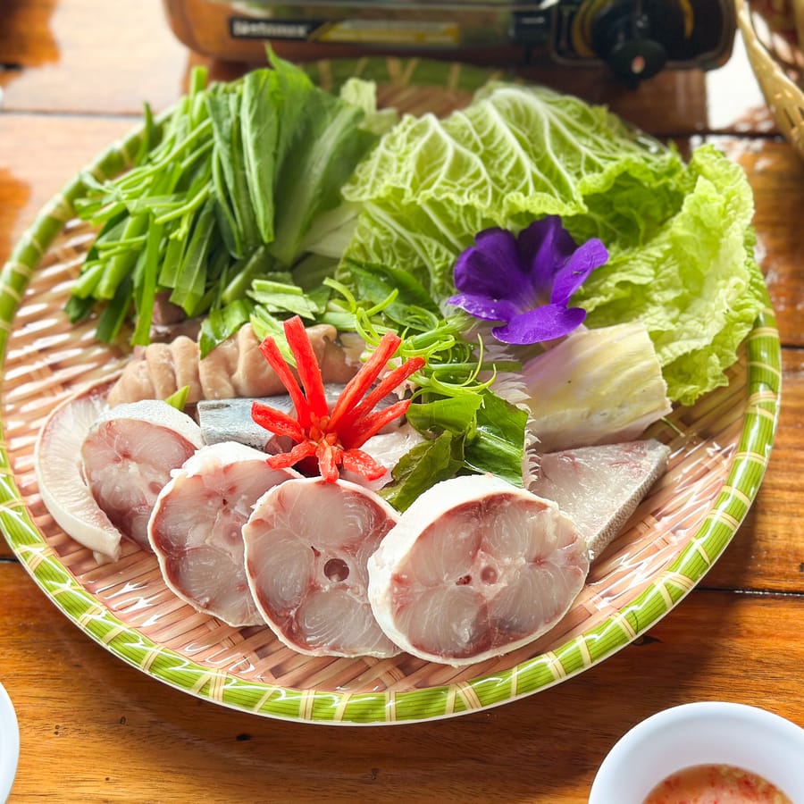 Mâm cá bớp cắt khoanh cùng rau nhúng lẩu