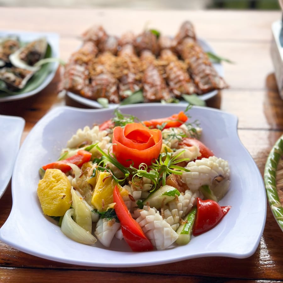 Mực xào chua ngọt với cà chua, thơm và ớt chuông