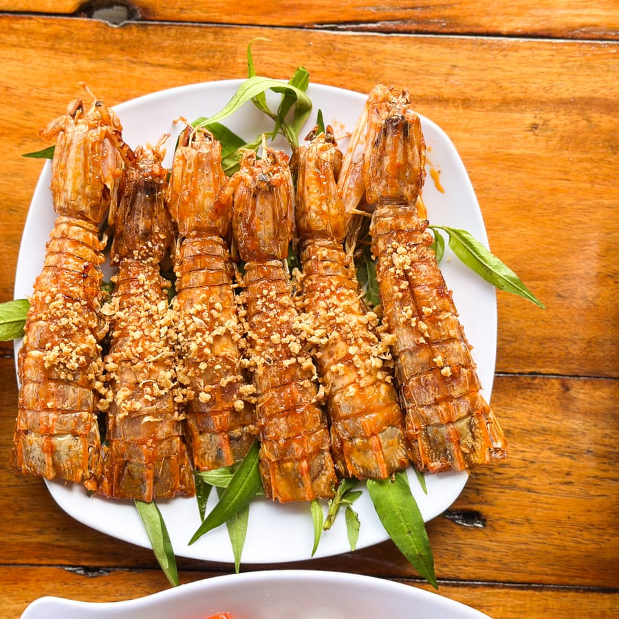Tôm tích cháy tỏi phủ tỏi phi vàng giòn
