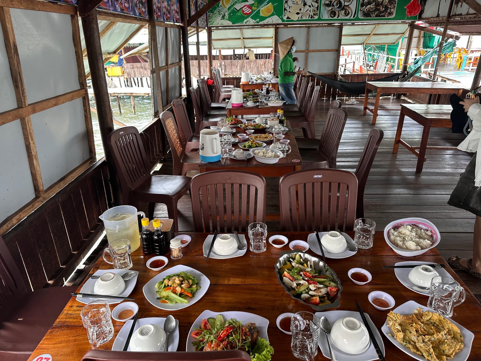 Bàn ăn đã dọn món sẵn cho một nhóm nhỏ