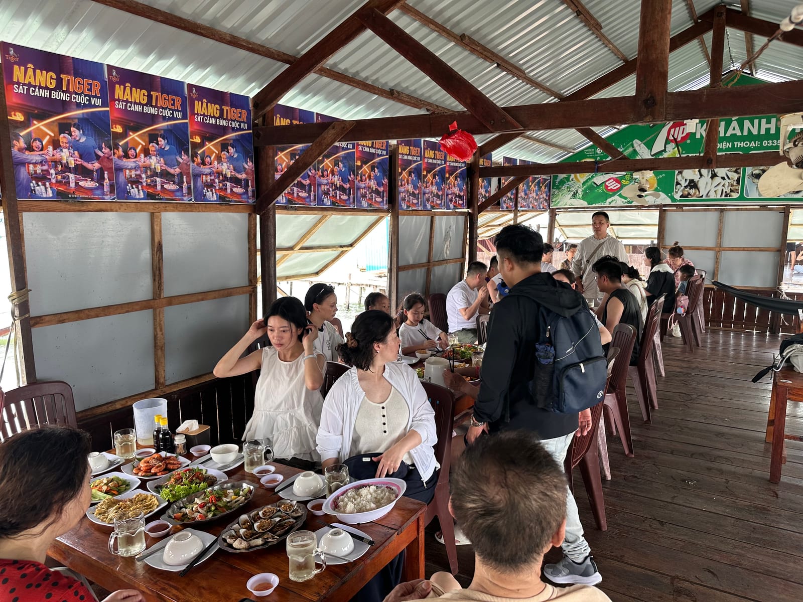 Khách dùng bữa trên nhà bè giữa buổi trưa