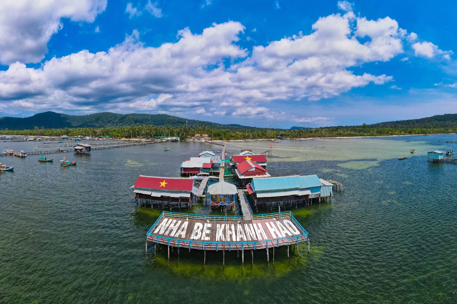 Nhà bè giữa làng chài Rạch Vẹm nhìn từ flycam
