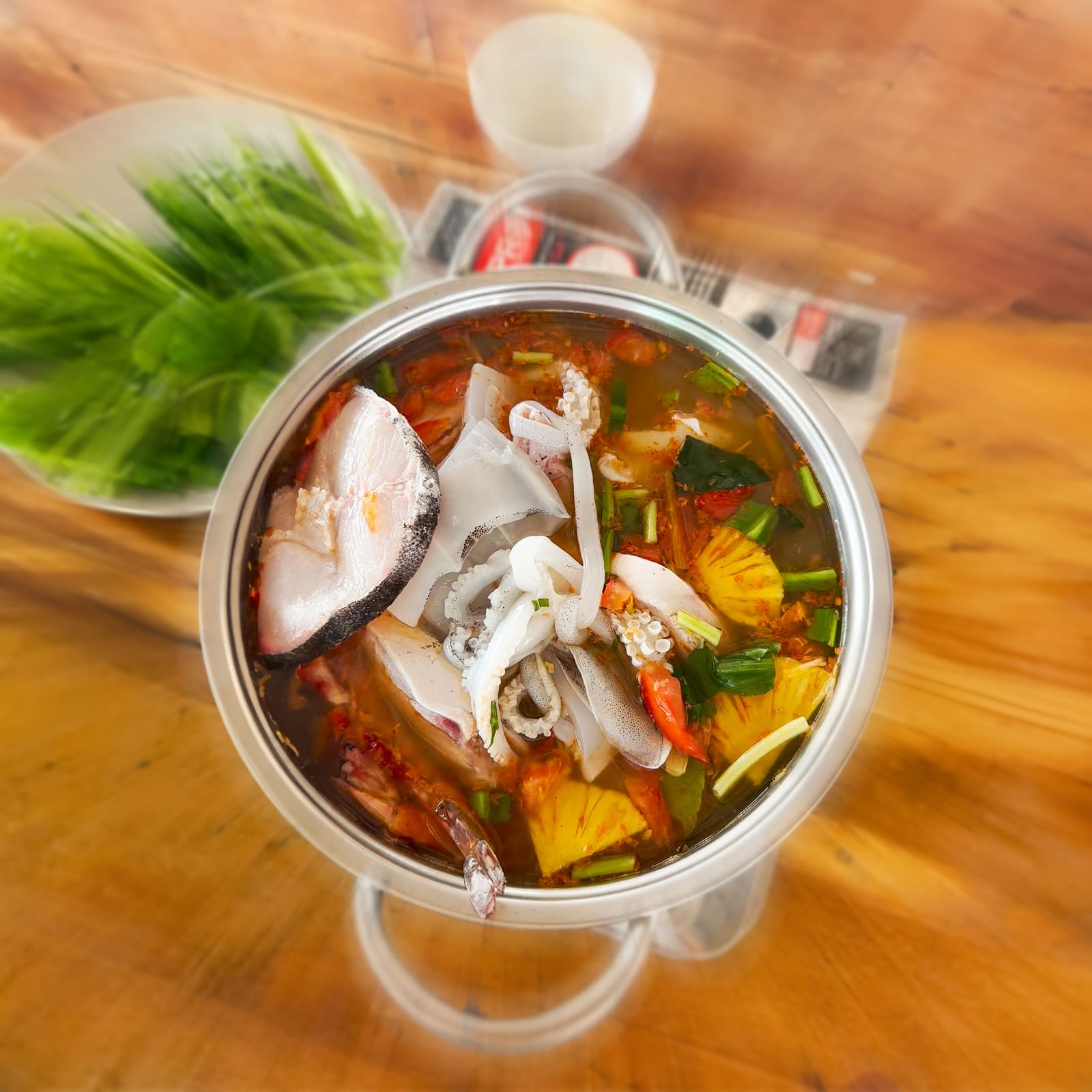 Nồi lẩu hải sản chua cay tại nhà bè