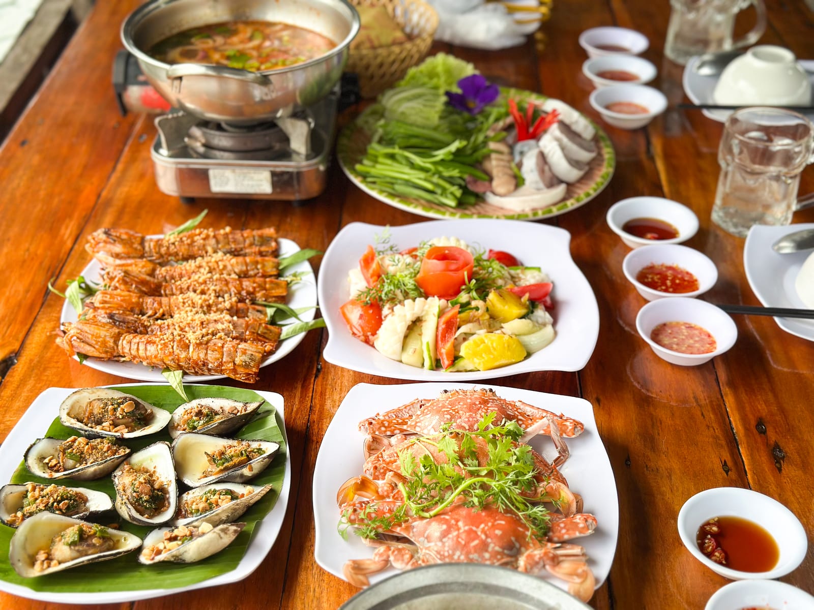 Bàn hải sản cho hai người tại Nhà Bè Khánh Hào