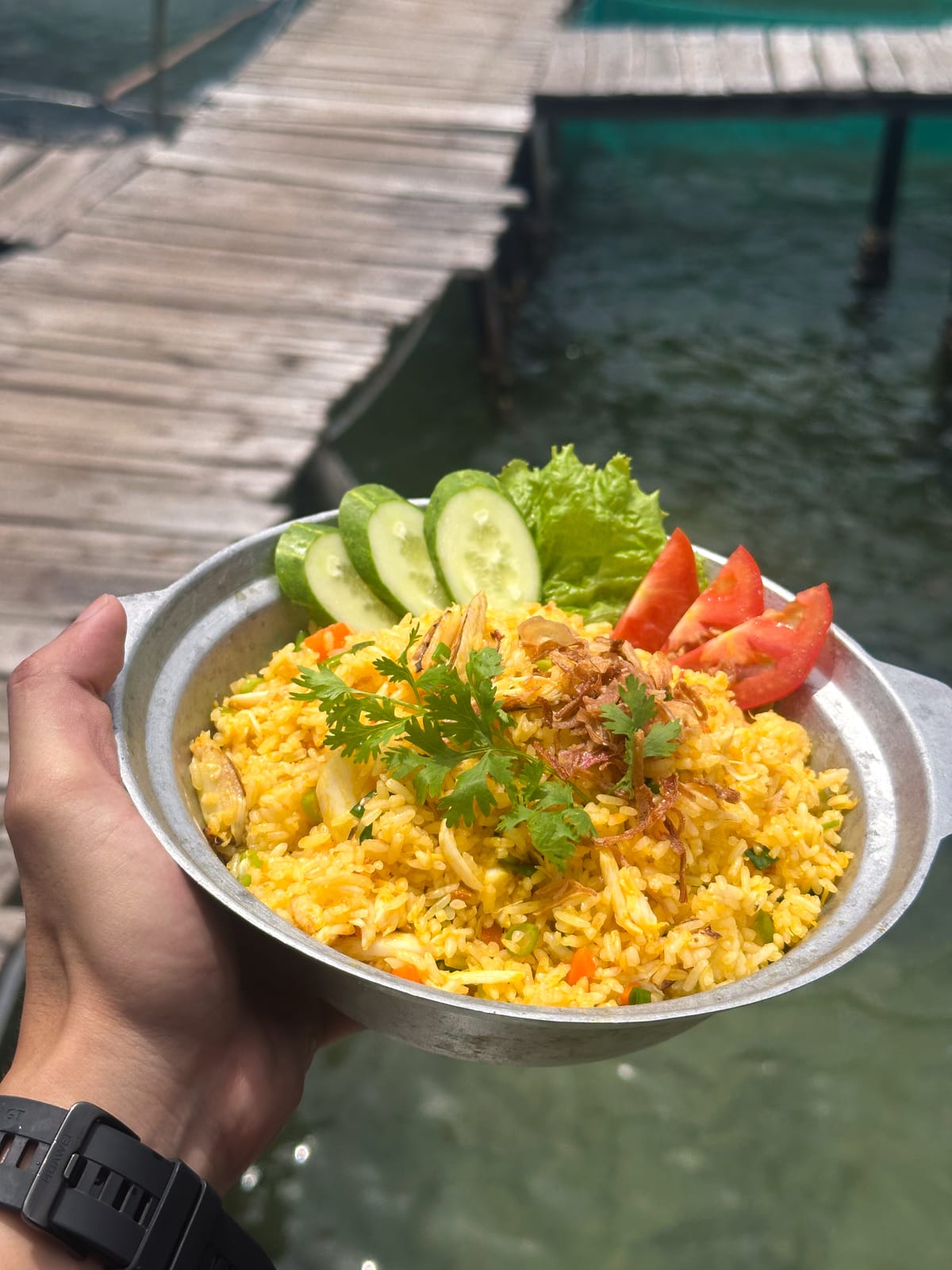 Tô cơm ghẹ bưng trên cầu gỗ Nhà Bè Khánh Hào