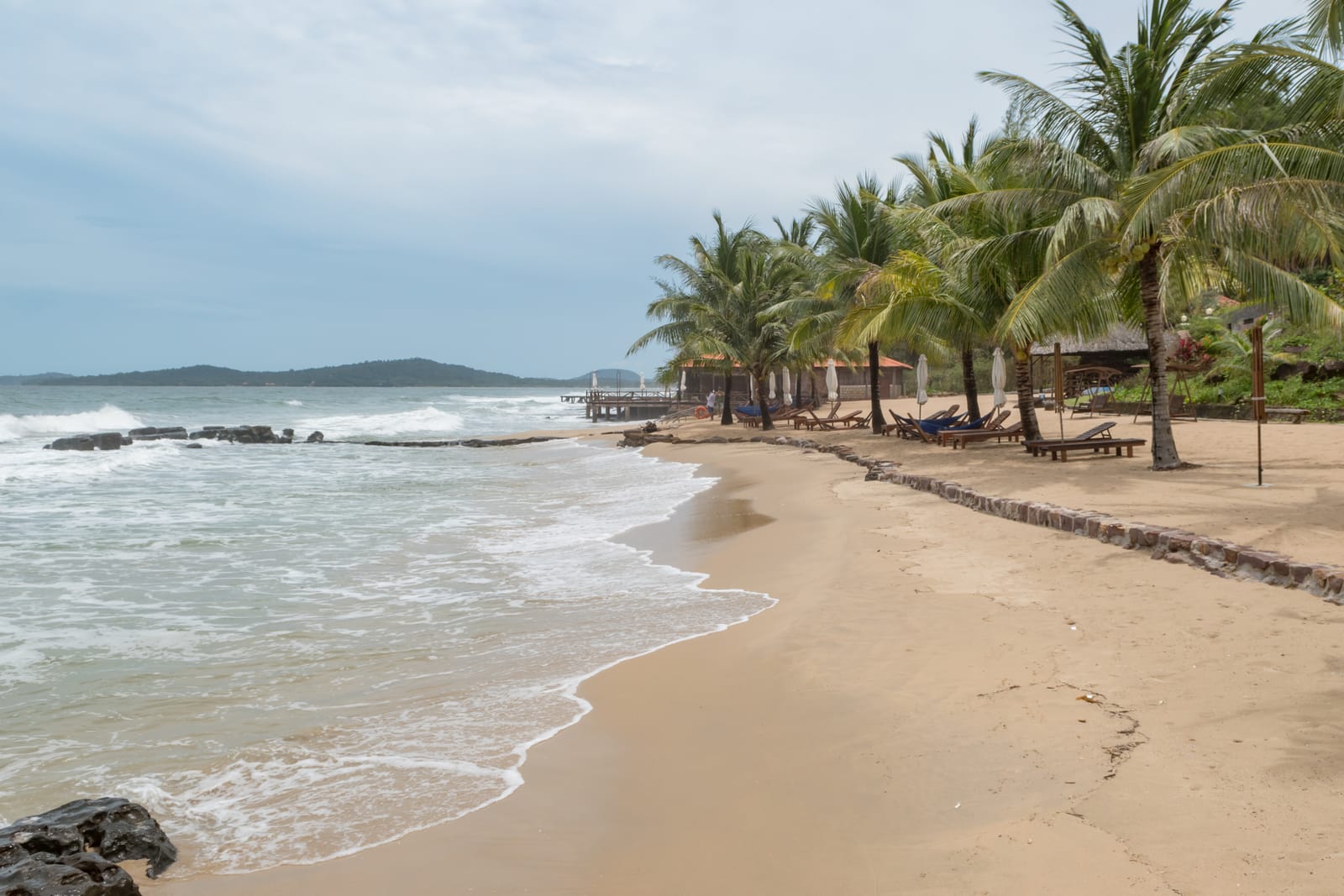 Bãi biển hoang sơ ở Phú Quốc với hàng dừa ven bờ